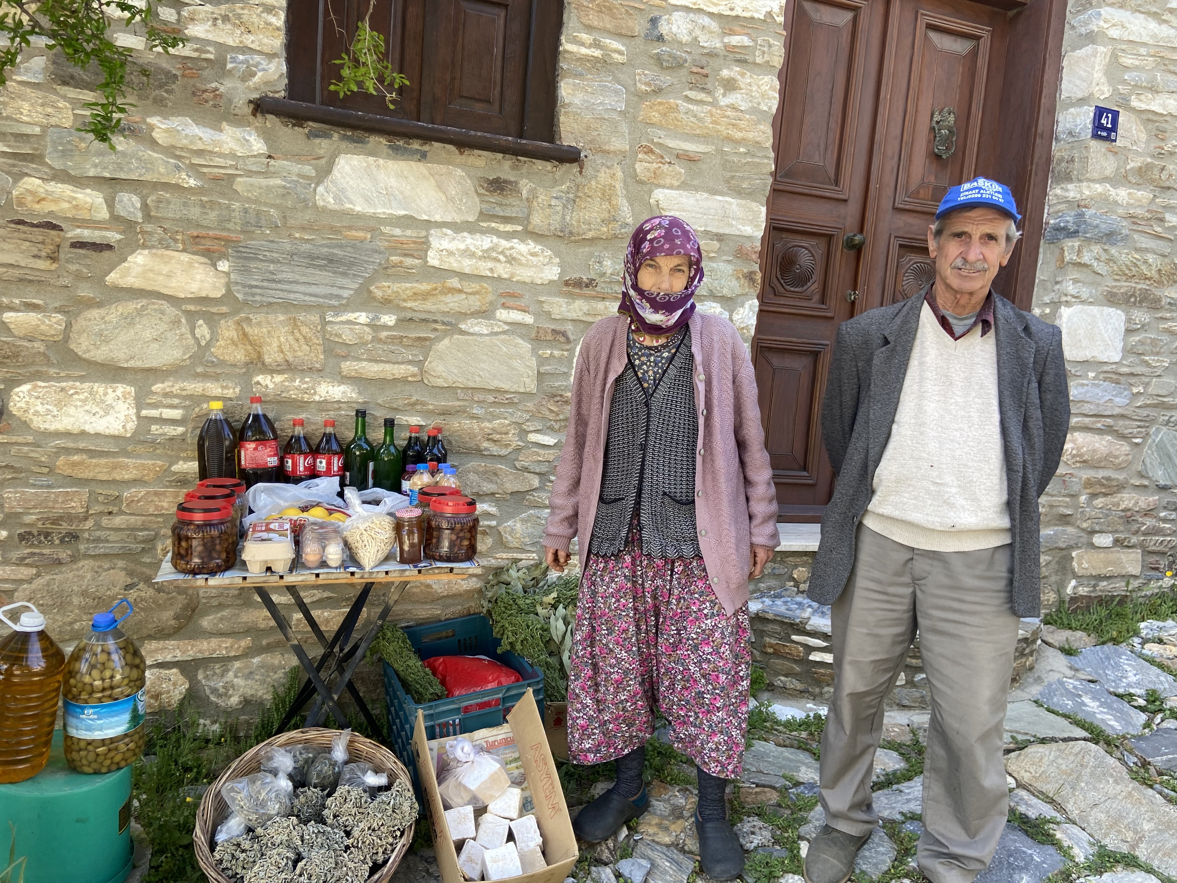 Yoklukta Uretim Koyde Umut Gultekin Ciftinin Yasam Hikayesi 659832 025Cf3