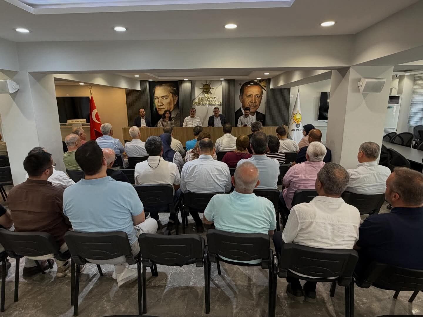 Ak Parti Aydinda Kritik Toplanti Sonrasi Dugmeye Basildi 670328 136D8B