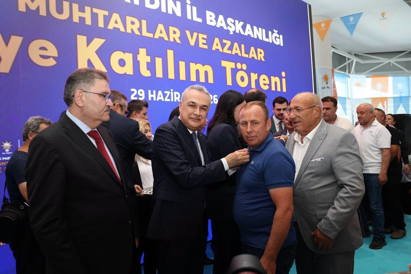 Ak Partiye Dev Katilim Gundem Oldu 674233 49Ea42