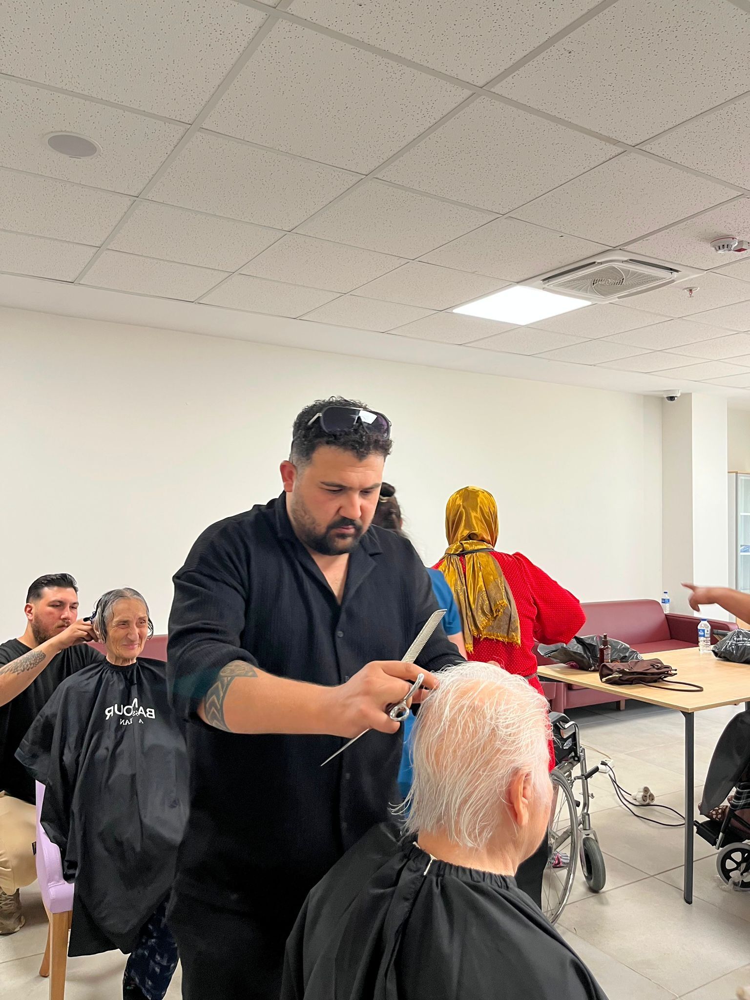 Aydin Berberler Odasindan Ornek Davranis Yaslilarin Yuzunu G 670604 7A68E9