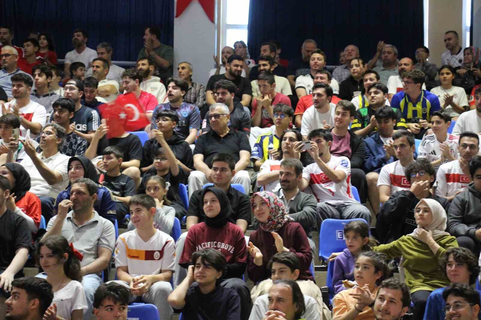 Aydinlilar Dunya Kupasi Macini Birlikte Izledi 1781423405134 366435