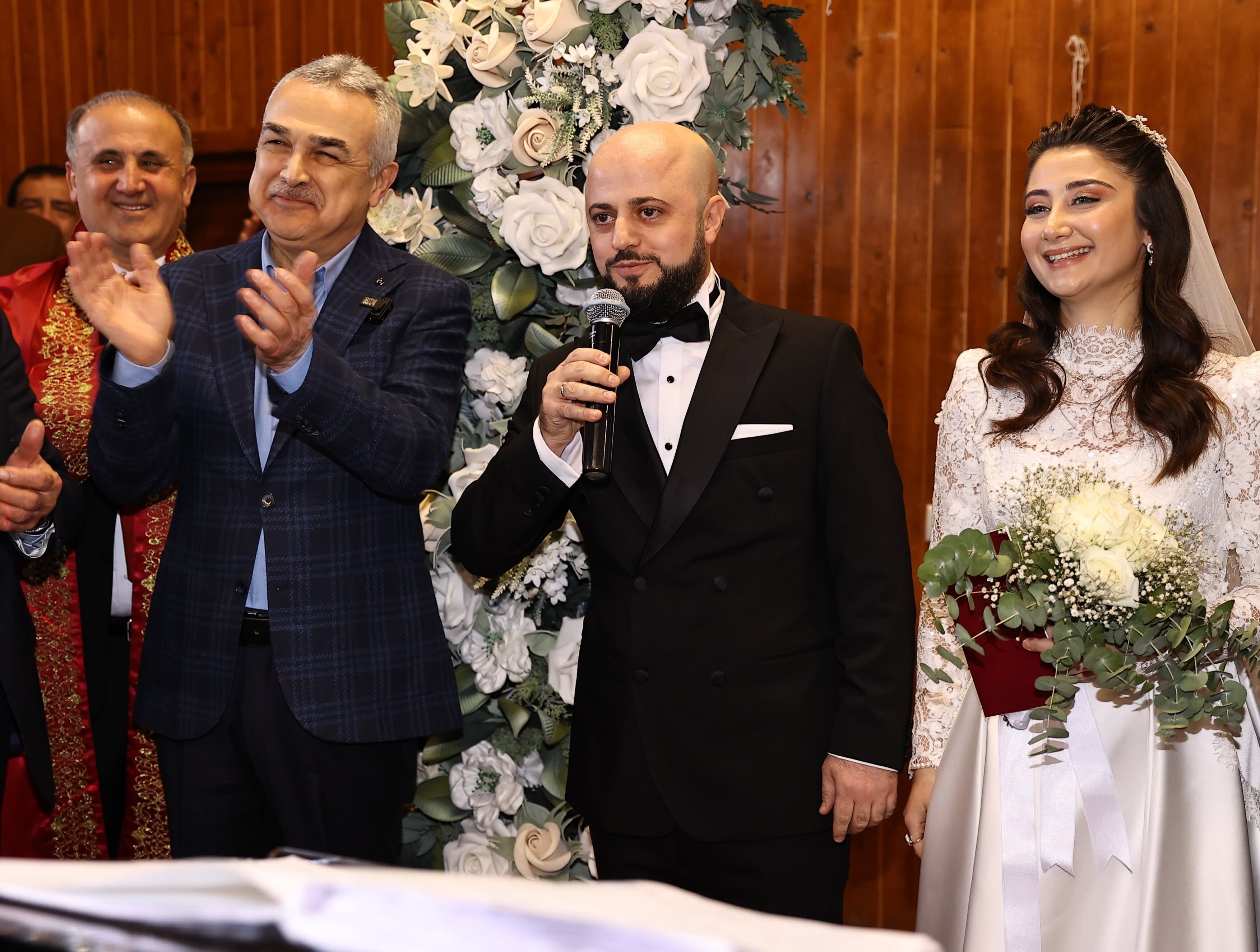 Baskan Kayaya Kizindan Sevgi Dolu Satirlar 671927 7F3588