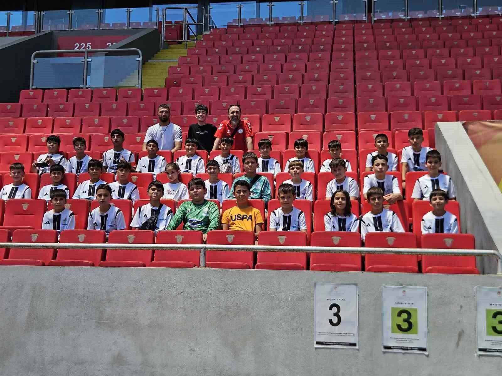 Baskan Zencirci Den Germencikli Genc Futbolculara Anlamli Jest 1782056404474 559419