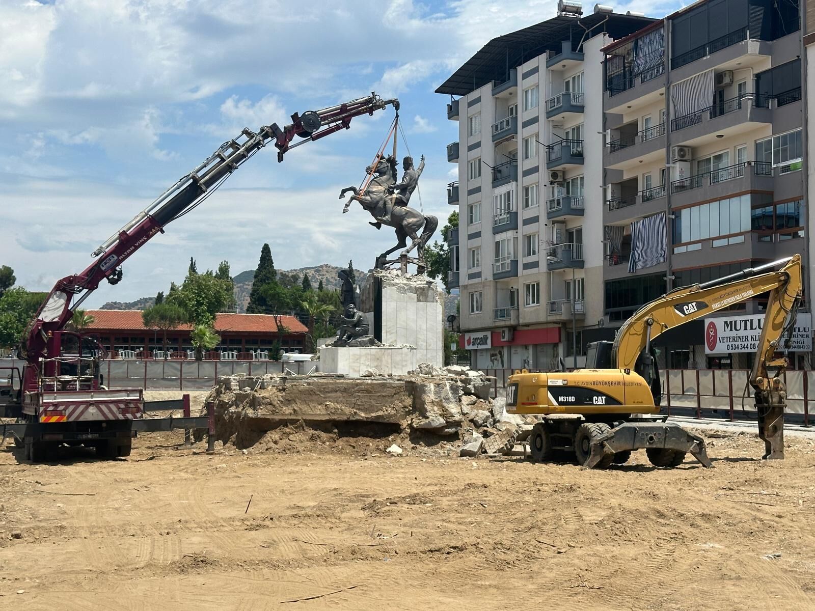 Incirliovanin Simgesi Meydandan Kaldirildi 667569 974C34