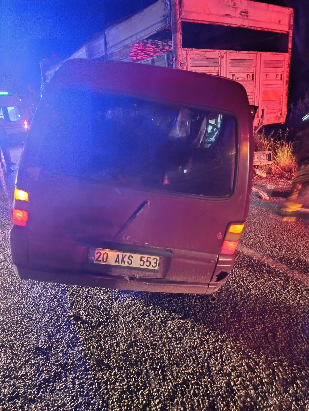 Karacasuda Minibus Kamyona Arkadan Carpti 1 Yarali 668488 B5Cbc5