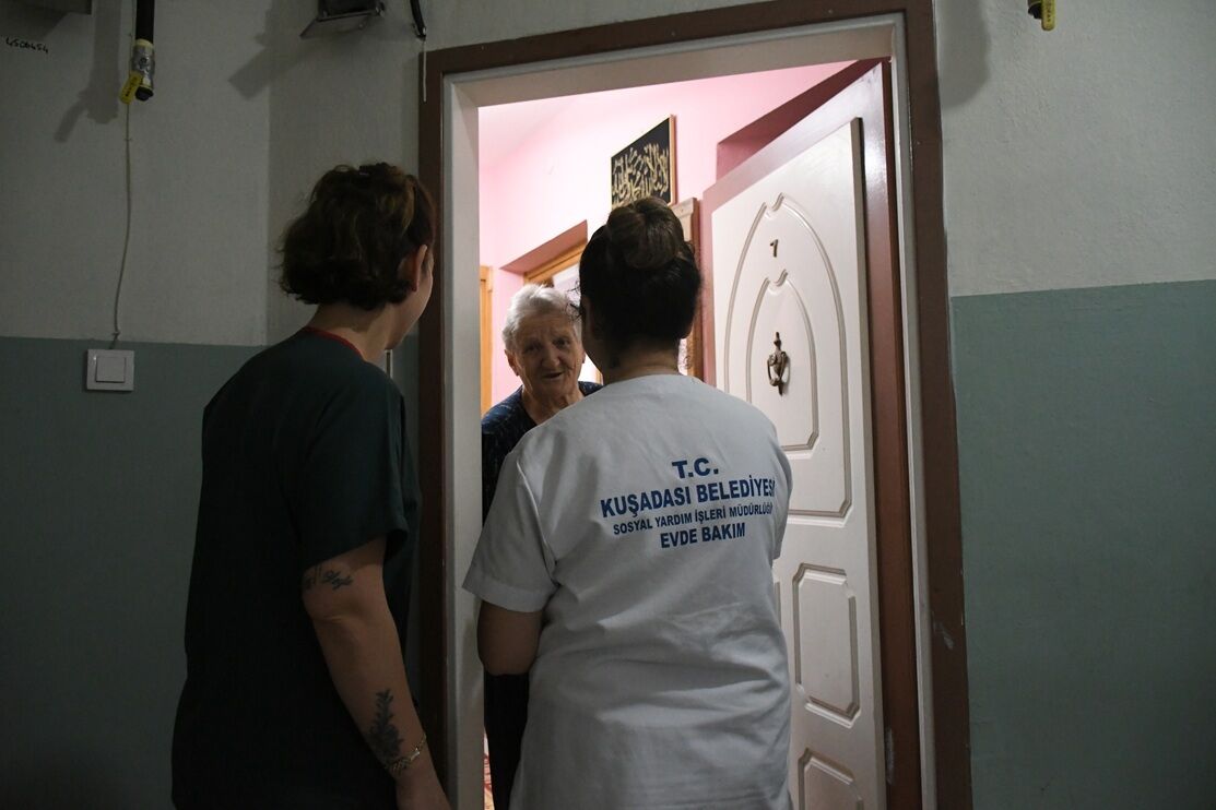 Kusadasi Belediyesi Ekiplerinden Babalar Gunune Ozel Ziyaret 671253 Fc8589