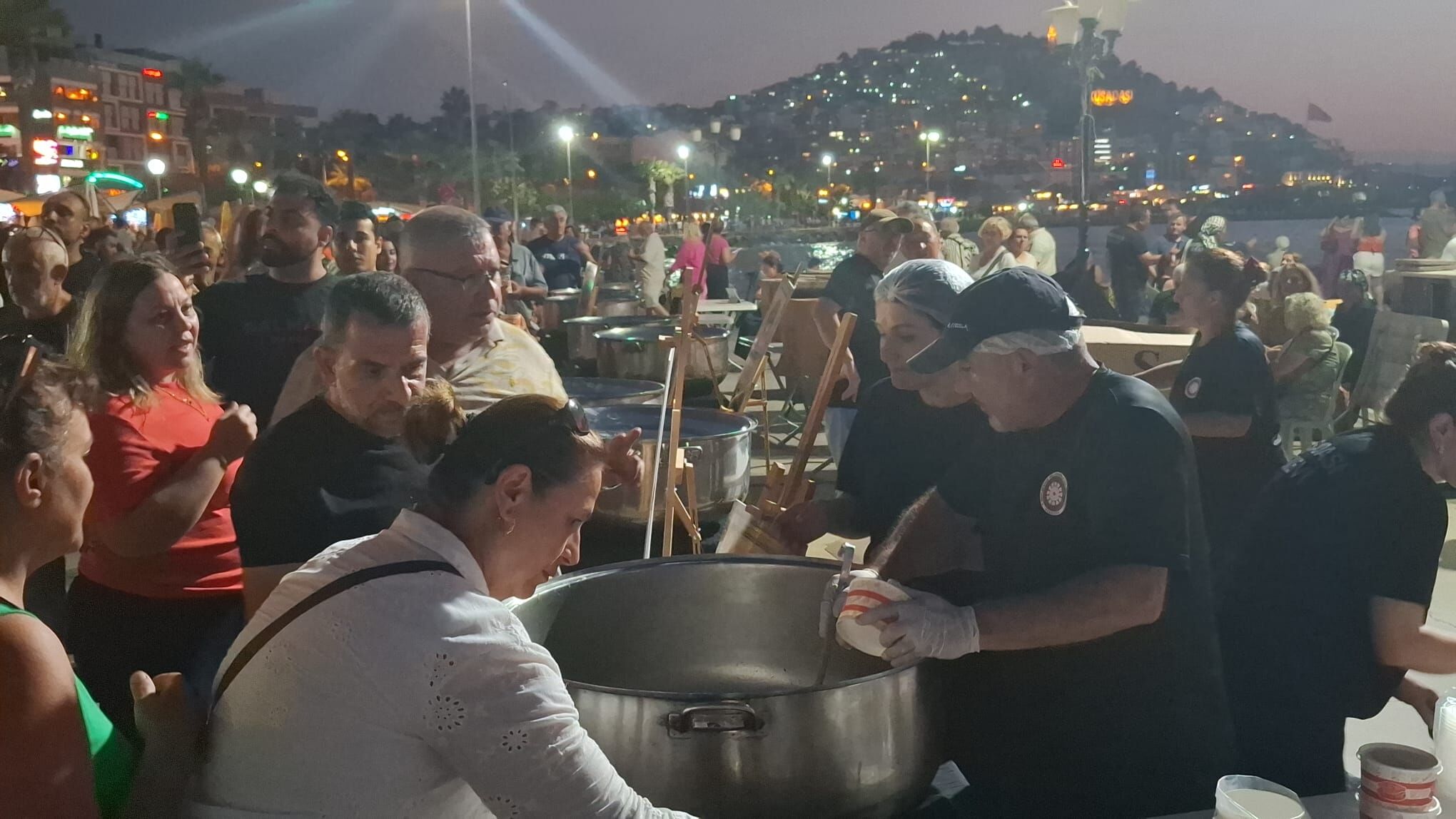 Kusadasi Cemevinde Kazanlar Kardeslik Icin Kaynadi 674026 A1D0E7