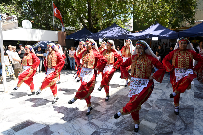 Kusadasi Halk Egitimi Merkezinin Sergisi Festivalleri Aratma 667309 E3C5D8