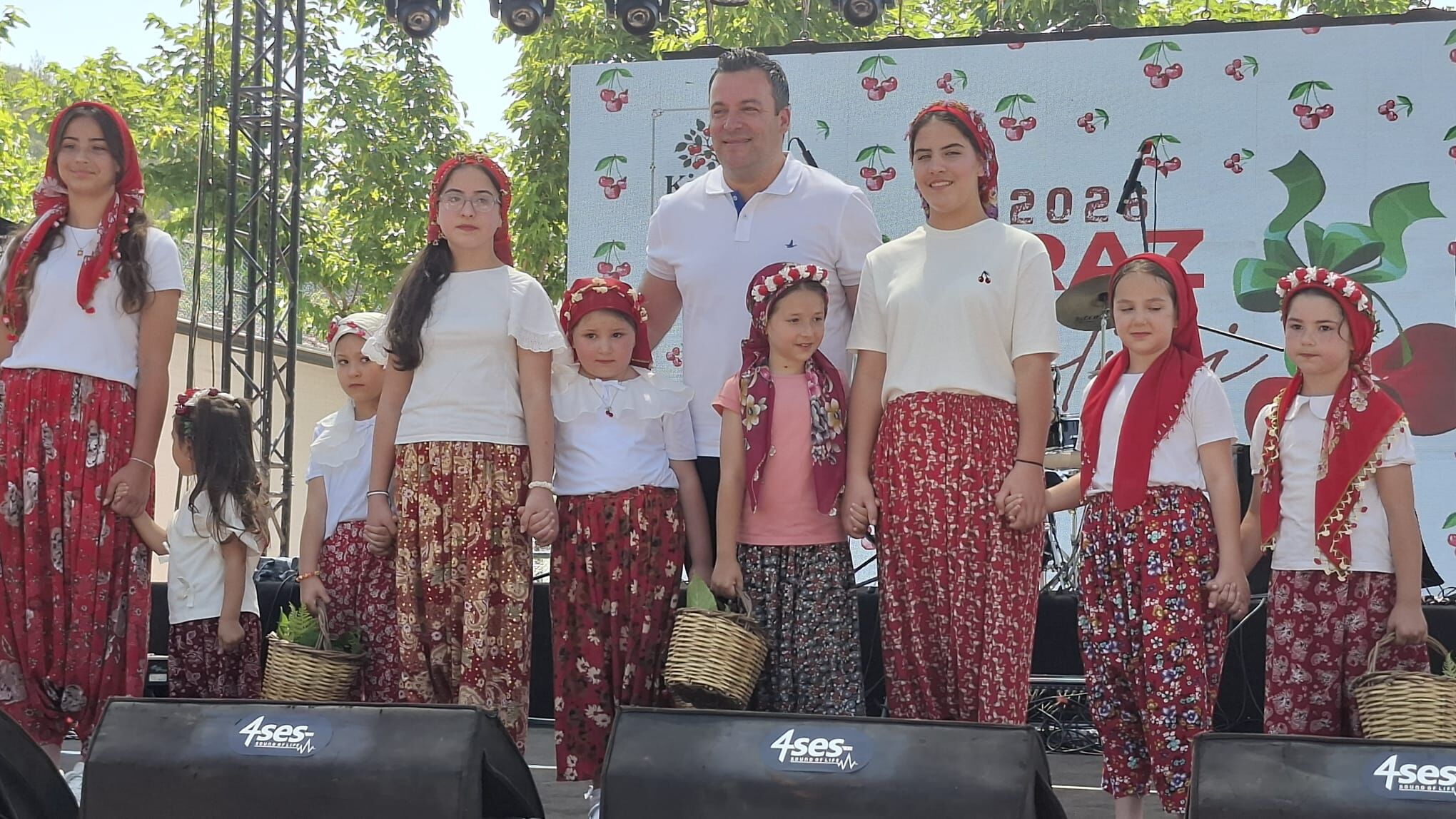 Kusadasi Kiraz Festivali Kapilarini Karnaval Havasinda Acti 667793 1473Cc
