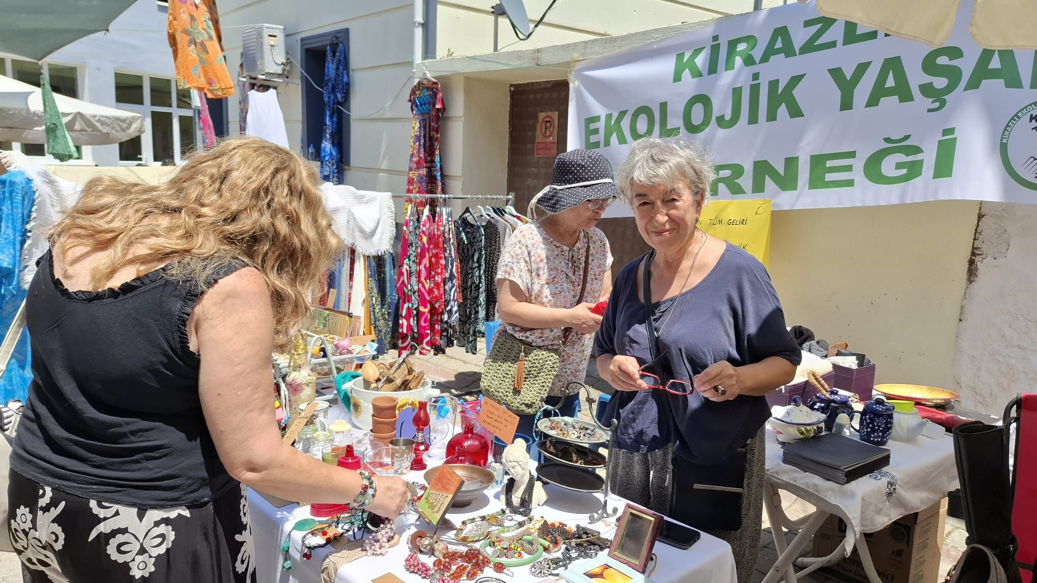 Kusadasi Kiraz Festivali Kapilarini Karnaval Havasinda Acti 667793 2A9B22