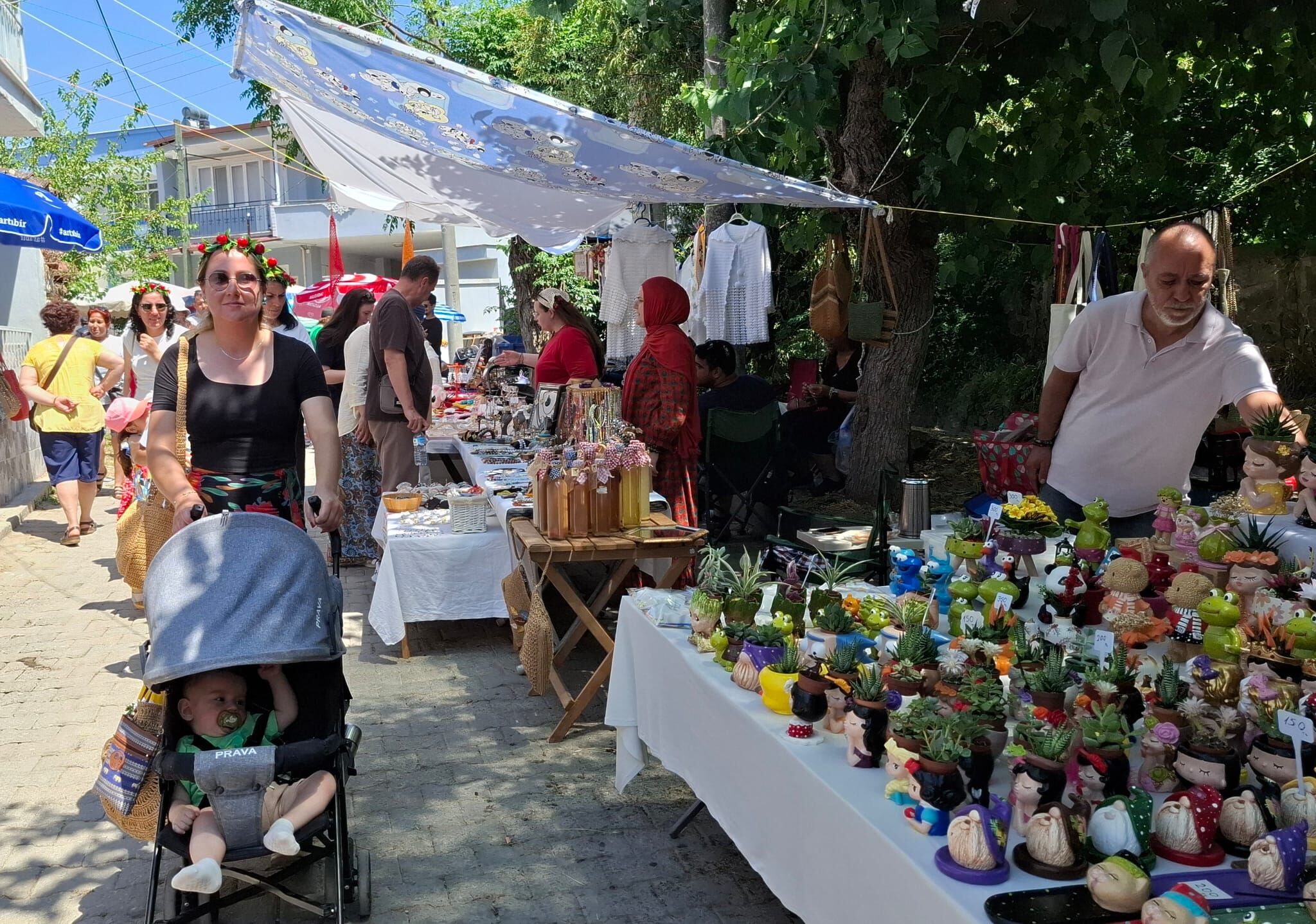 Kusadasi Kiraz Festivali Kapilarini Karnaval Havasinda Acti 667793 F18C0D