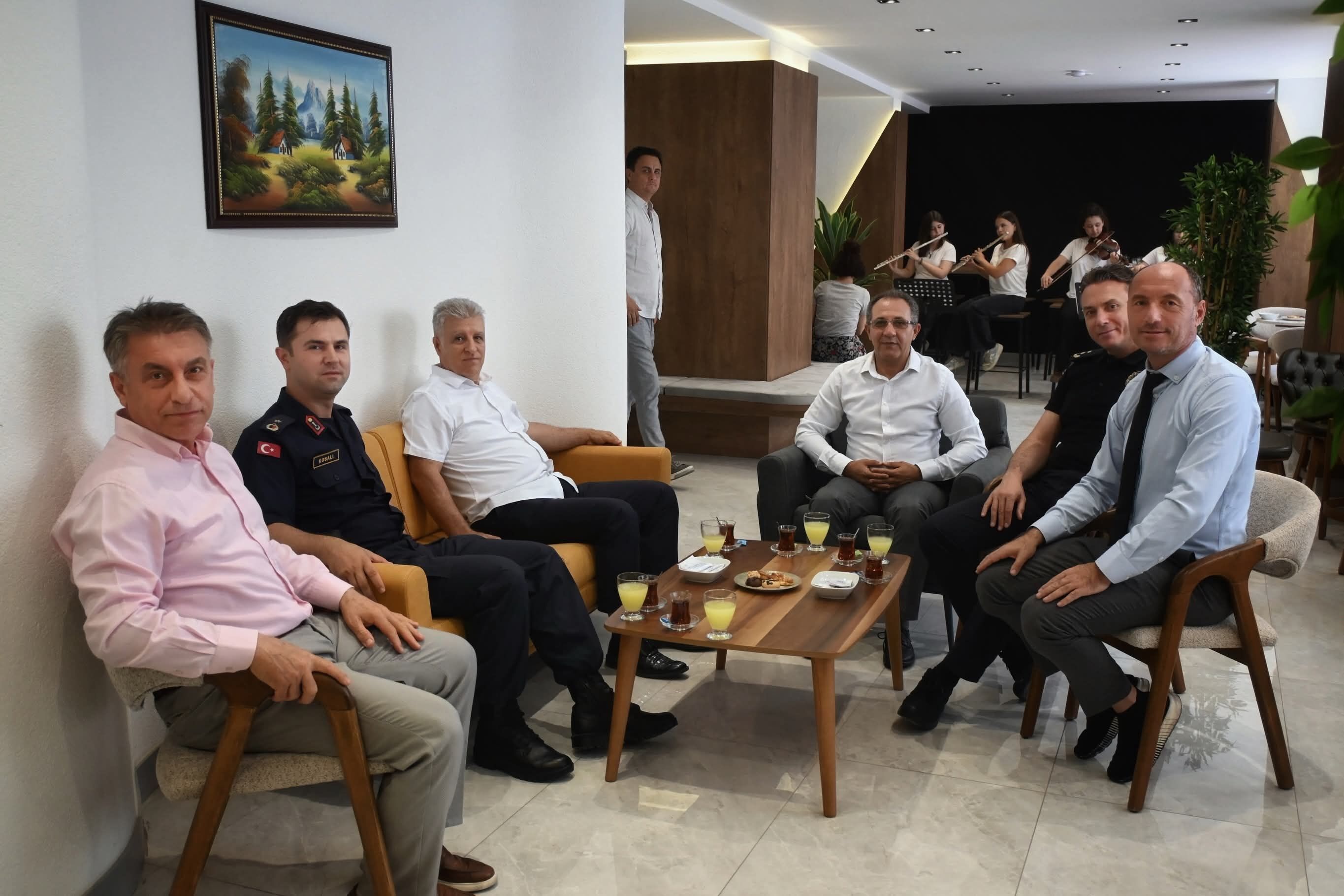 Kusadasi Ogretmenevi Kafeteryasi Torenle Hizmete Acildi 673215 01Ff58
