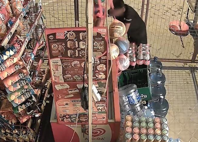 Marketin Kapisini Kirip Iceri Giren Cocuklar Marketi Talan Etti 1782480002634 763500