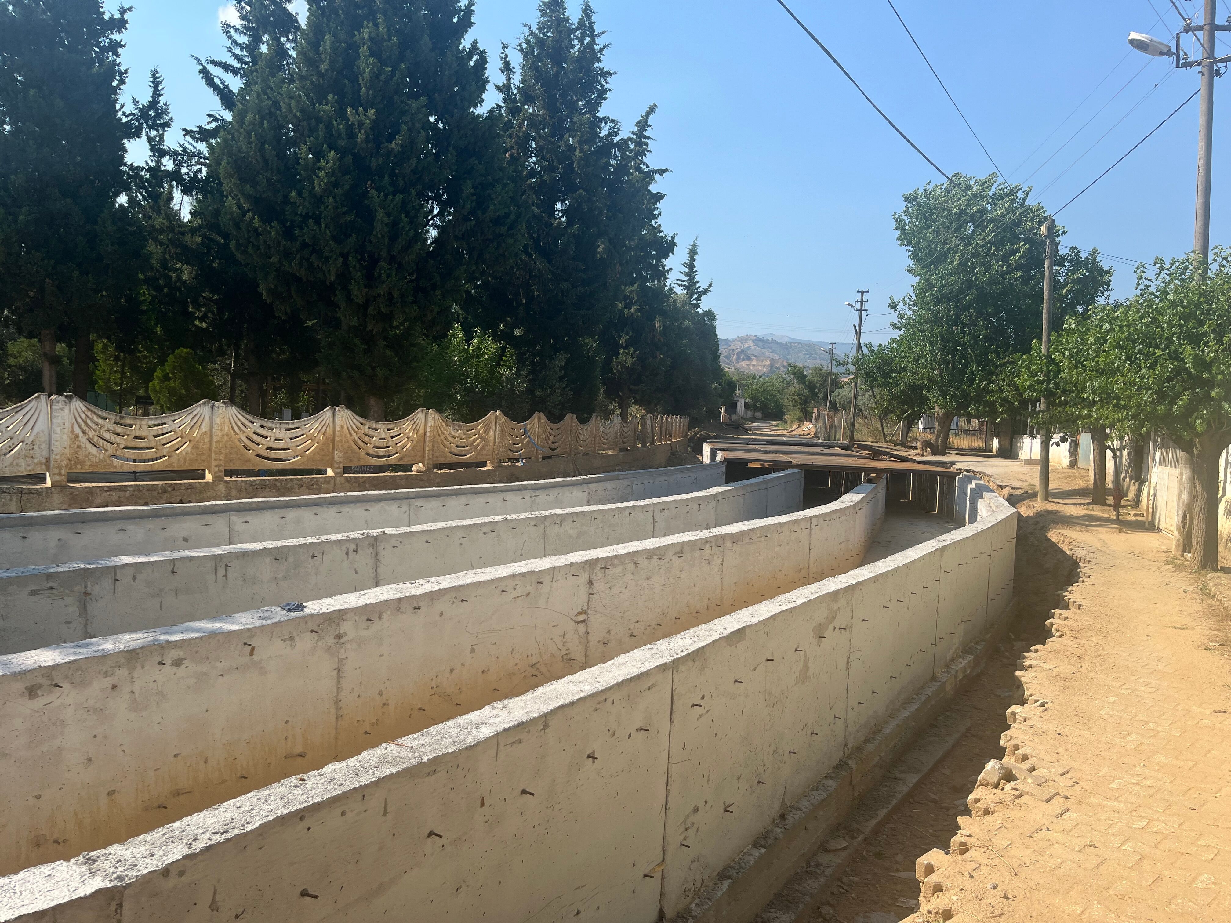 Nazillide Aylardir Bitmeyen Dsi Calismasi Yangina Mudaheleyi 673270 Cf1658