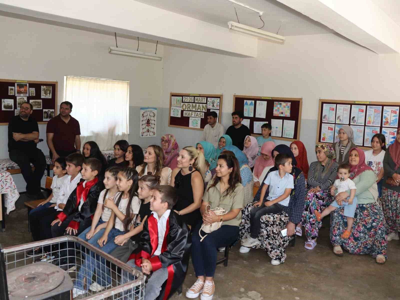 Tek Ogretmenli Okulun Ogrencileri Mezuniyet Sevinci Yasadi 1782281711775 142006