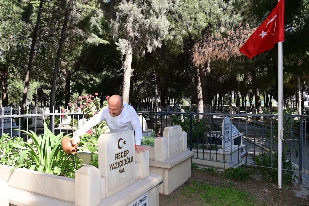 Vali Varoldan Recep Yazicioglunun Kabrine Ziyaret 669815 158A86