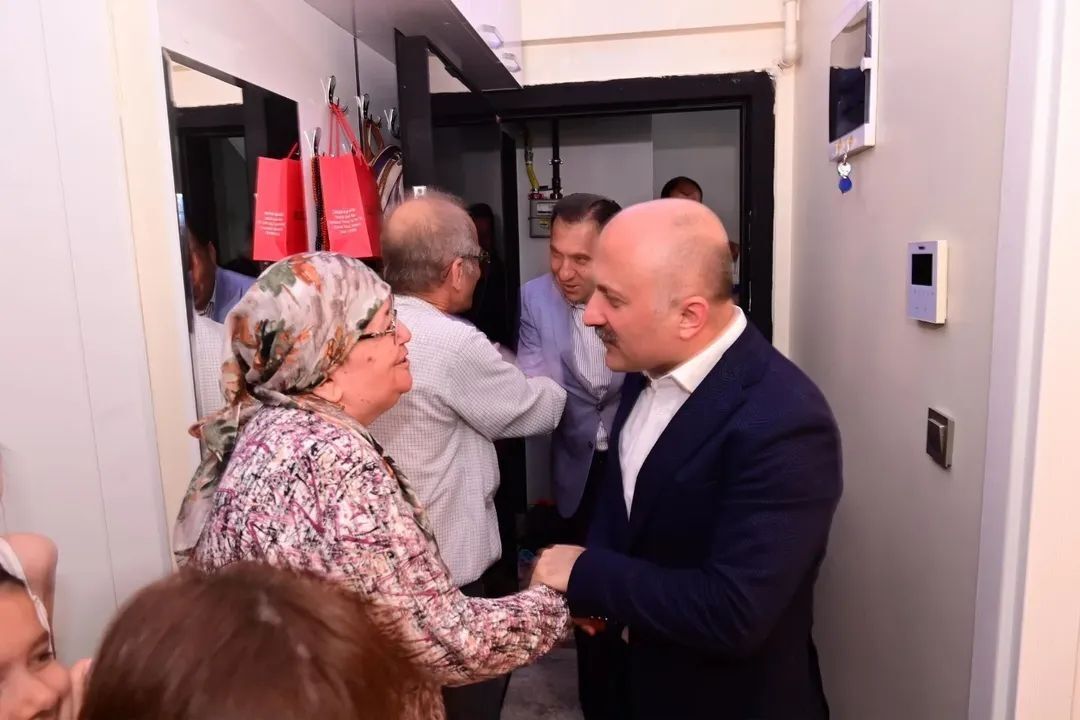 Vali Varoldan Sehit Babasina Anlamli Ziyaret 671995 01E748