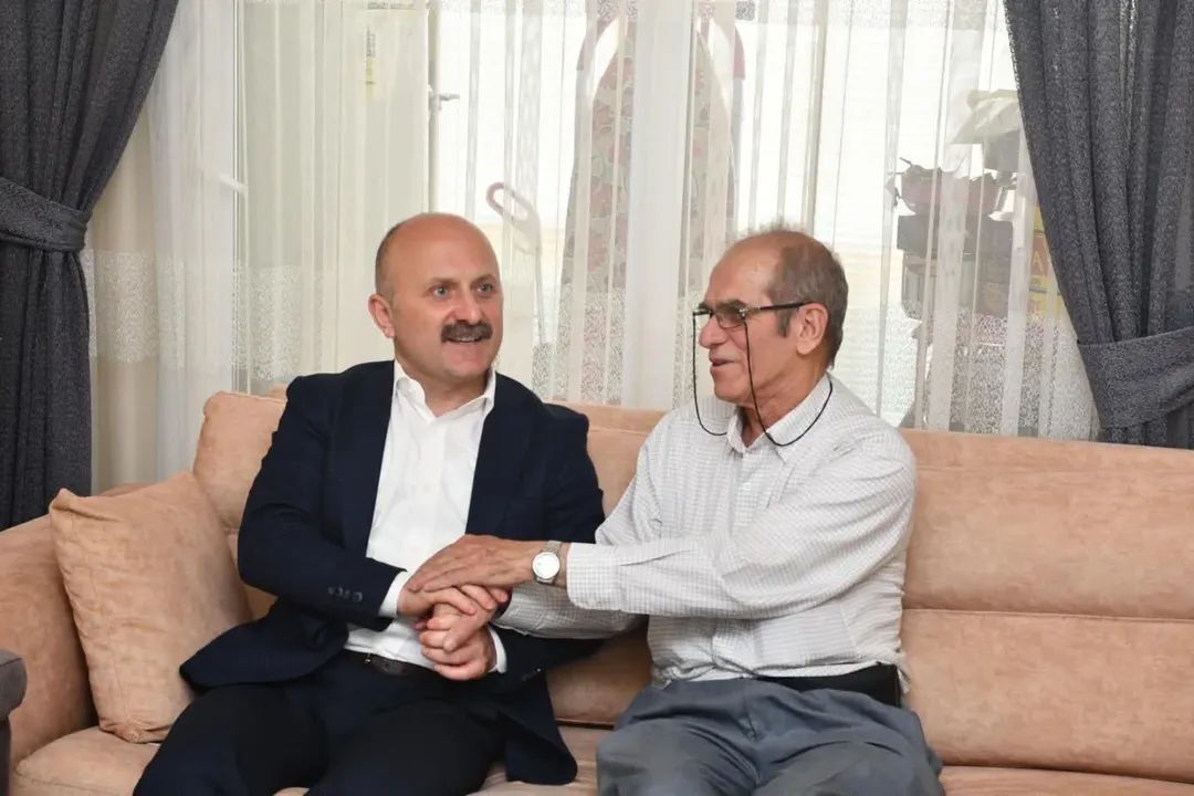 Vali Varoldan Sehit Babasina Anlamli Ziyaret 671995 665697