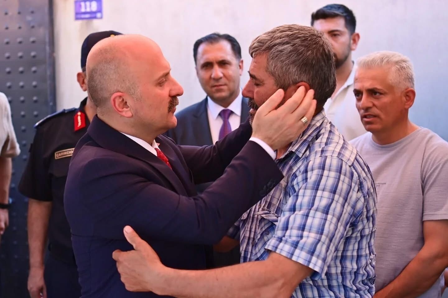 Vali Varoldan Sehit Polisin Ailesine Taziye Ziyareti 670320 022Df5
