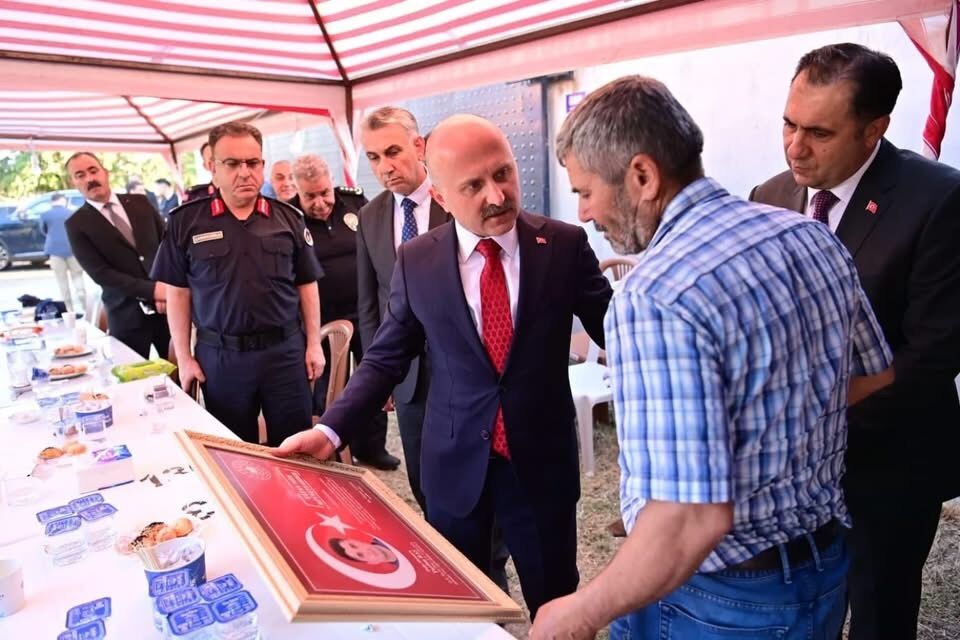 Vali Varoldan Sehit Polisin Ailesine Taziye Ziyareti 670320 0F6540