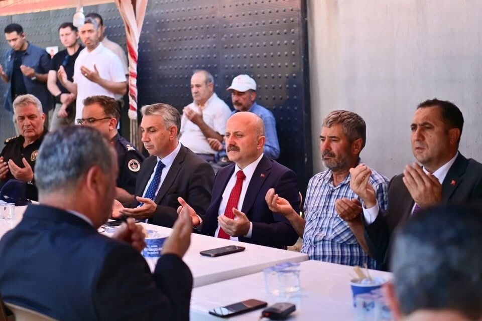 Vali Varoldan Sehit Polisin Ailesine Taziye Ziyareti 670320 3Ab8D6