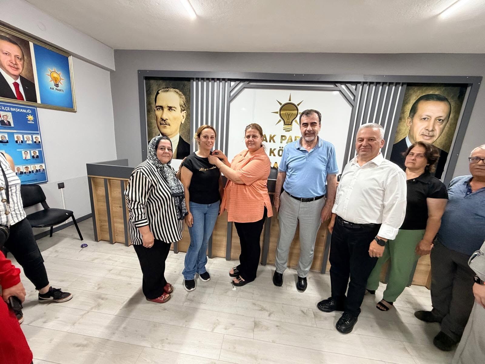 Ak Partinin Koskteki Yeni Uyelerine Rozet 680310 1199E8
