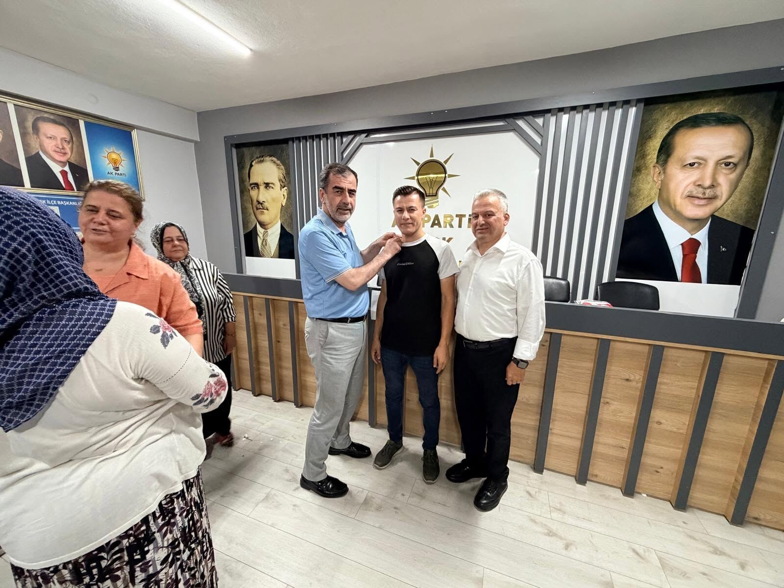 Ak Partinin Koskteki Yeni Uyelerine Rozet 680310 6918E7