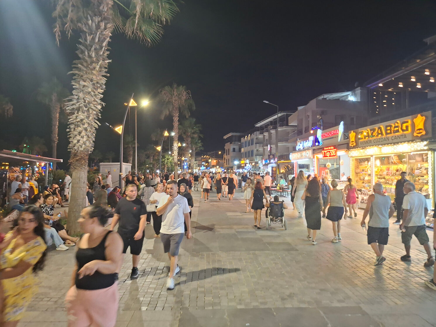 Altinkum Yali Caddesinde Yaz Yogunlugu 677952 2Bf4F0