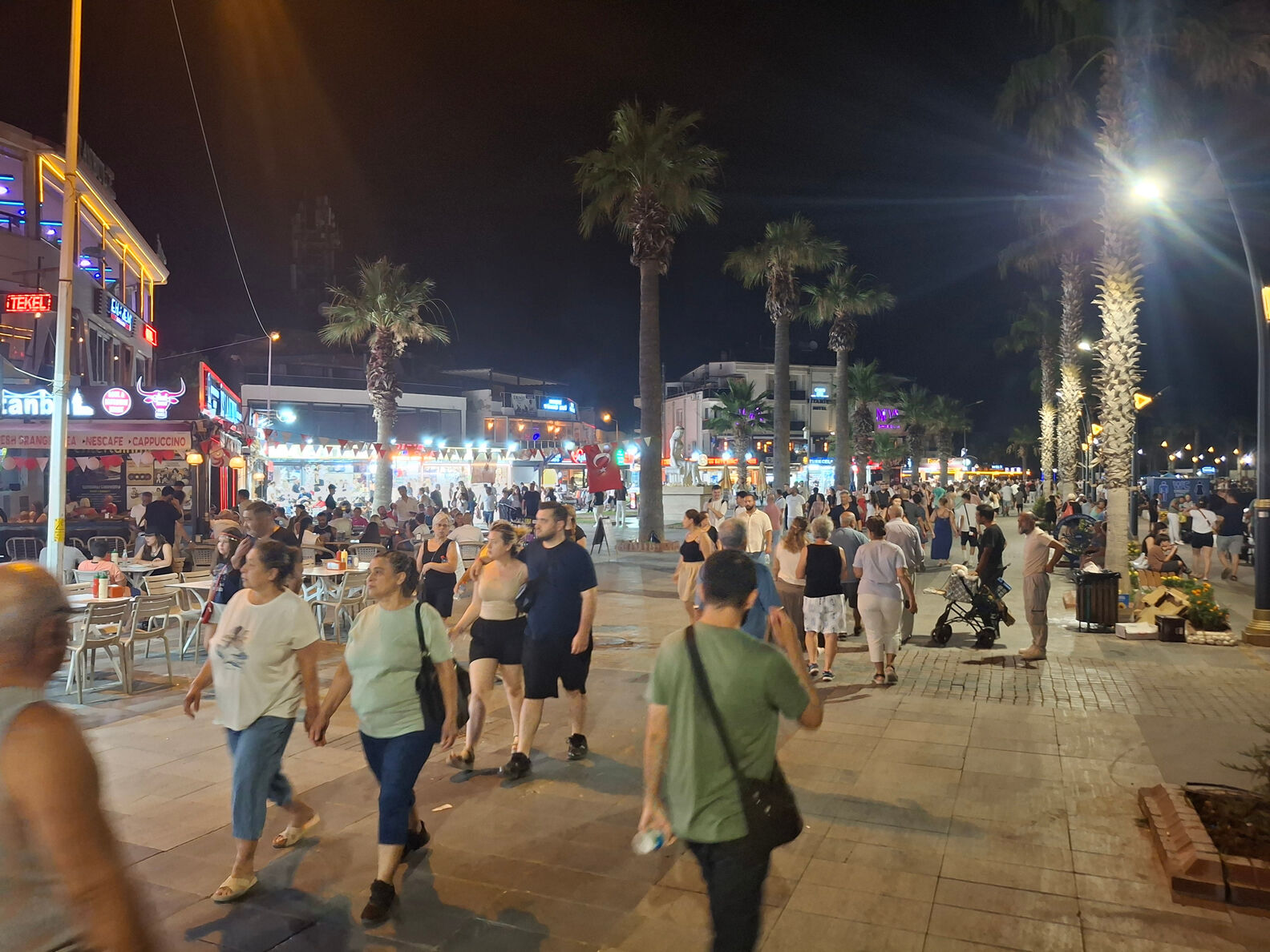 Altinkum Yali Caddesinde Yaz Yogunlugu 677952 Ead10A