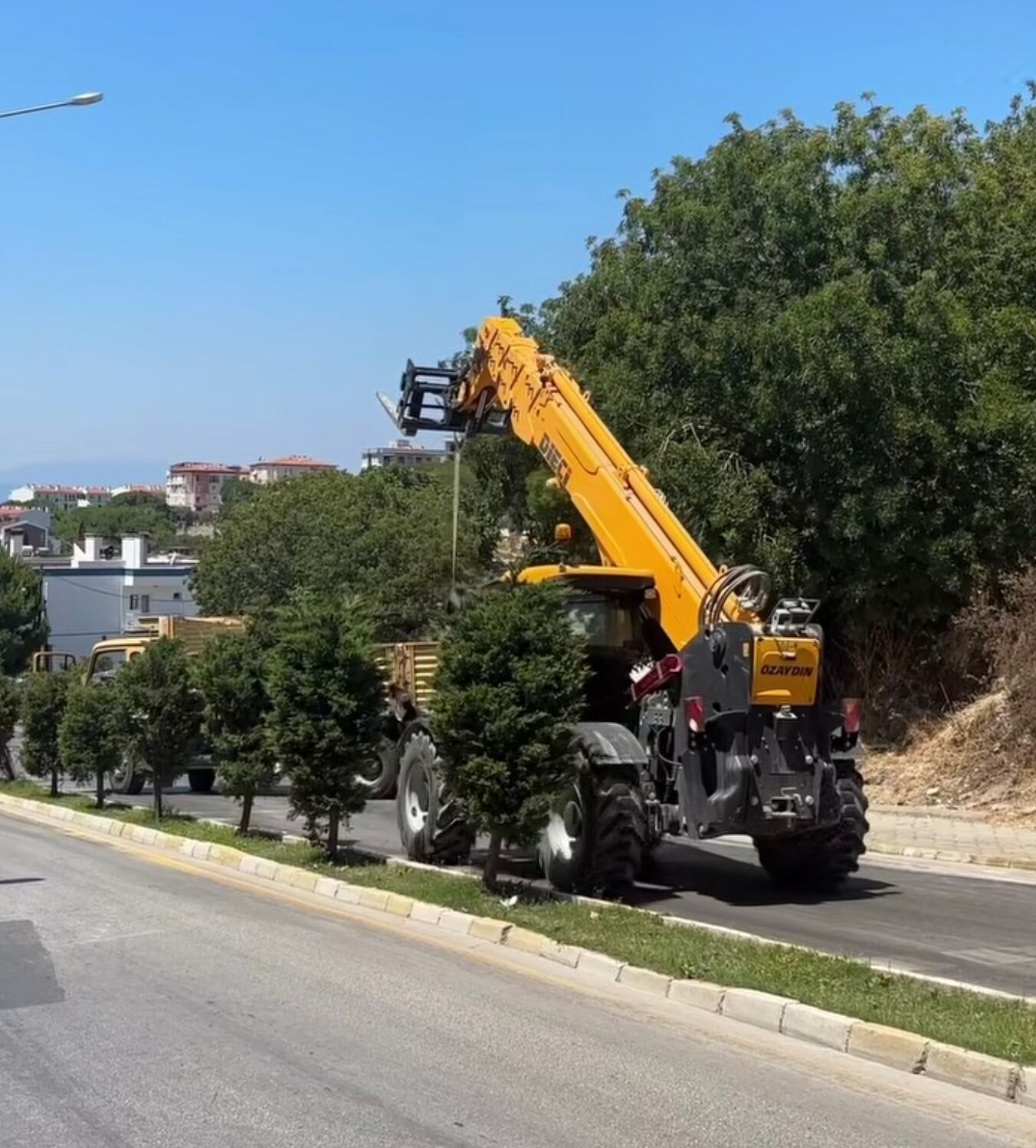 Aydin Buyuksehirden Kusadasinda Bilboard Mesaisi 677093 E44D67