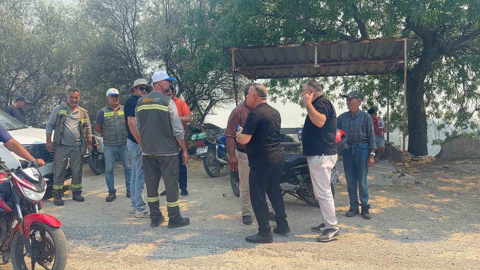 Bozdogan Belediye Baskani Ozel Yangin Bolgesinde Calismalari Yerinde Takip Ediyor 1783429506383 142553