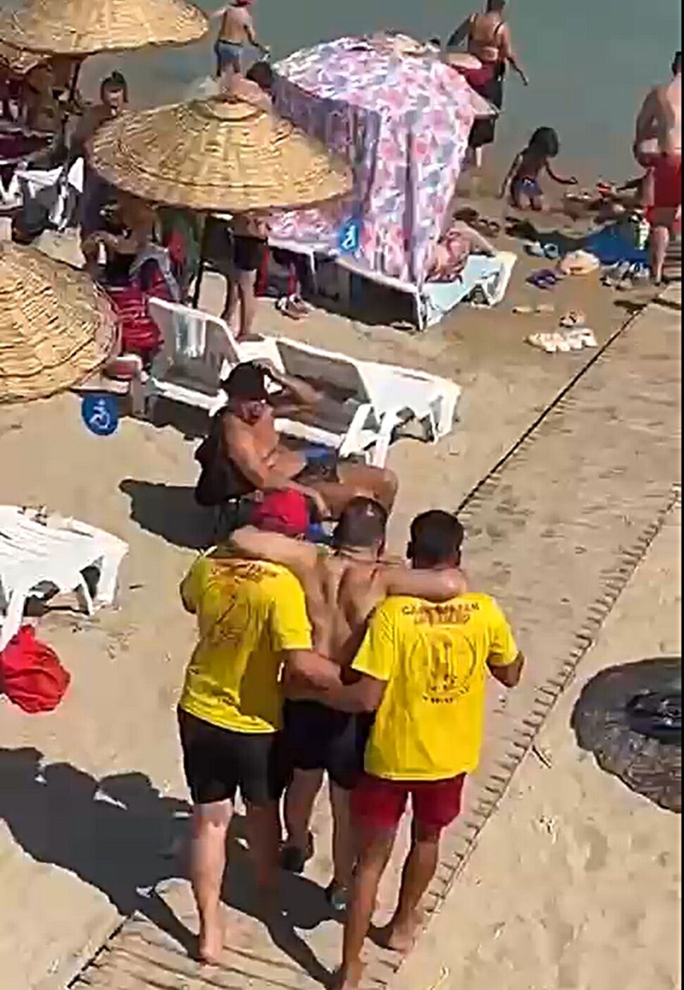 Dunyaca Unlu Plajda Ornek Davranis Deniz Ozlemini Cankurtara 679400 A58B01