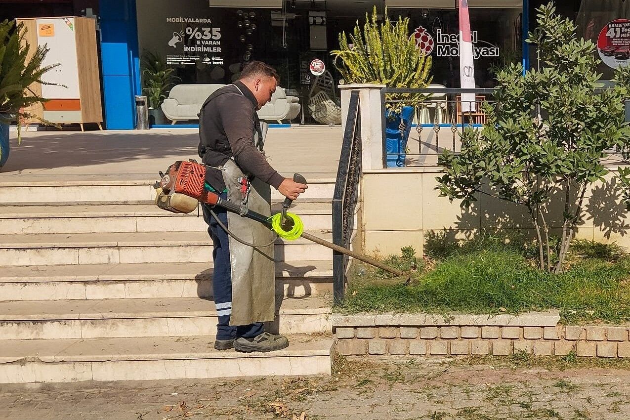 Efeler Belediyesi Nden Yesil Alanlarda Calisma 1783330220077 466908