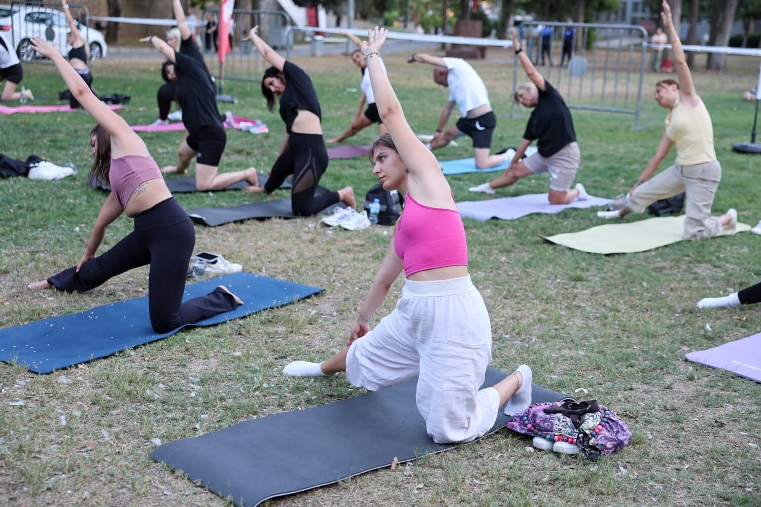 Efeler De Acik Hava Yoga Etkinligi Yogun Ilgi Gordu 1784278205748 357956