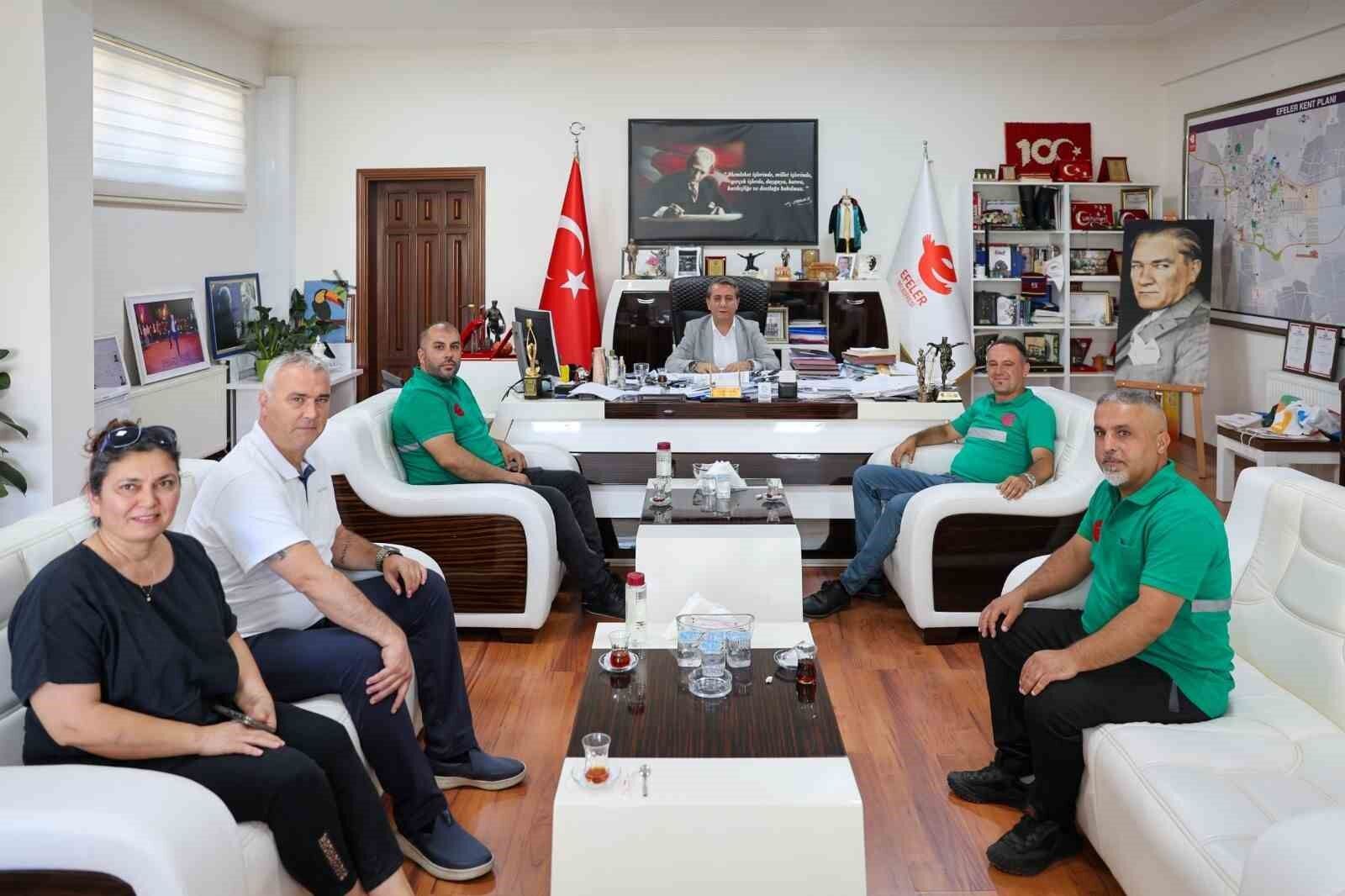 Efeler De Hayat Kurtaran Belediye Personeline Anlamli Odul 1783695606377 444179