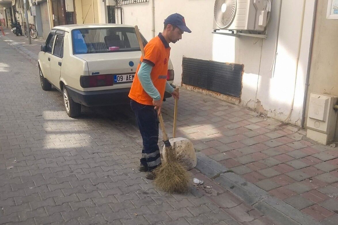 Efeler De Temizlik Calismalari Devam Ediyor 1784533212475 373378