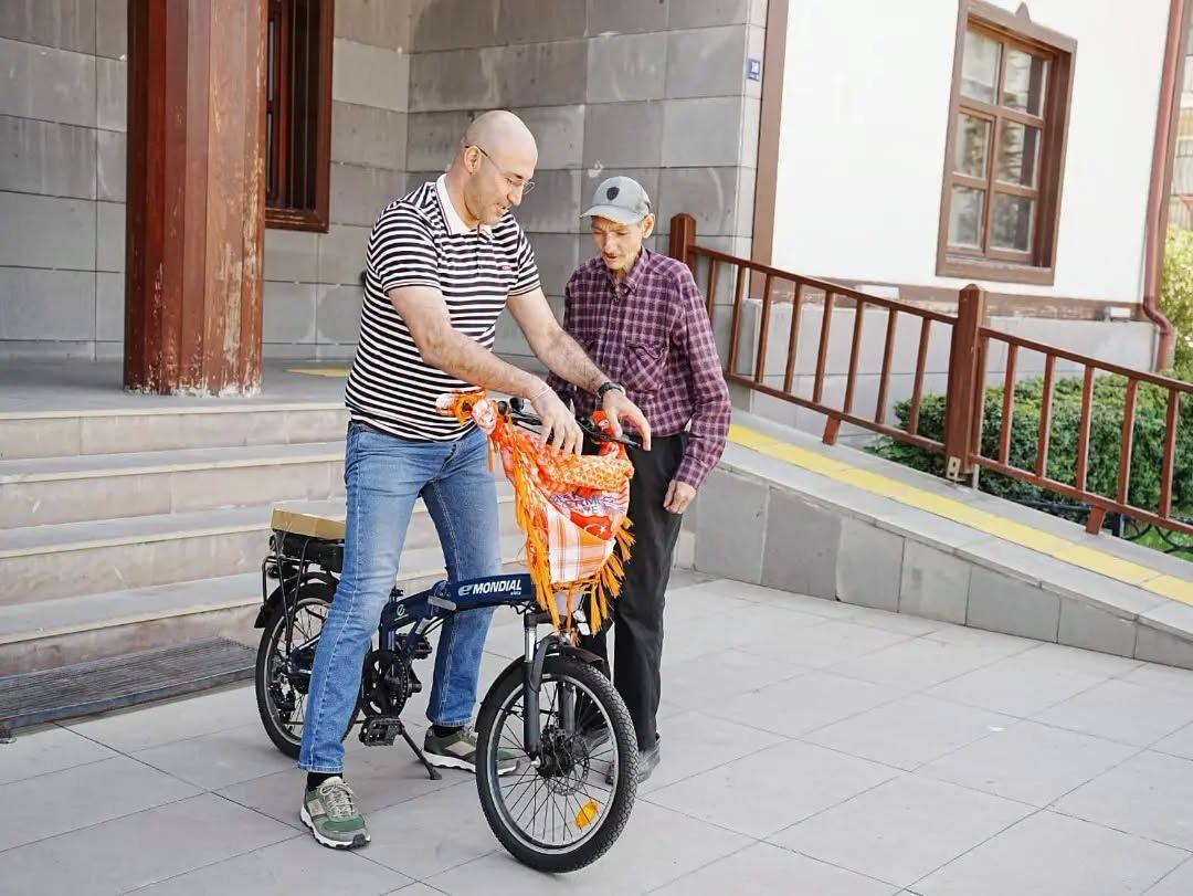 Germencikte Bisikletle Gelen Mutluluk Arslan Boyle Iyi Baska 682158 658469