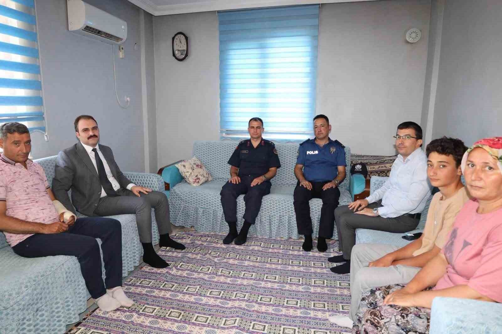 Kaymakam Battal Sehit Ailesi Ve Gaziyi Yalniz Birakmadi 1784700006973 507434