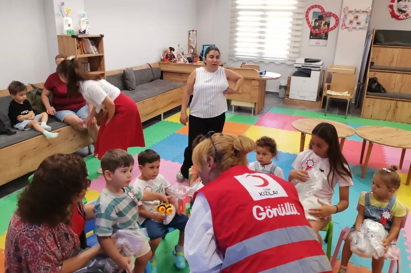 Kizilay Gonulluleri Kusadali Minik Ogrencilerle Bulustu 682930 A19811