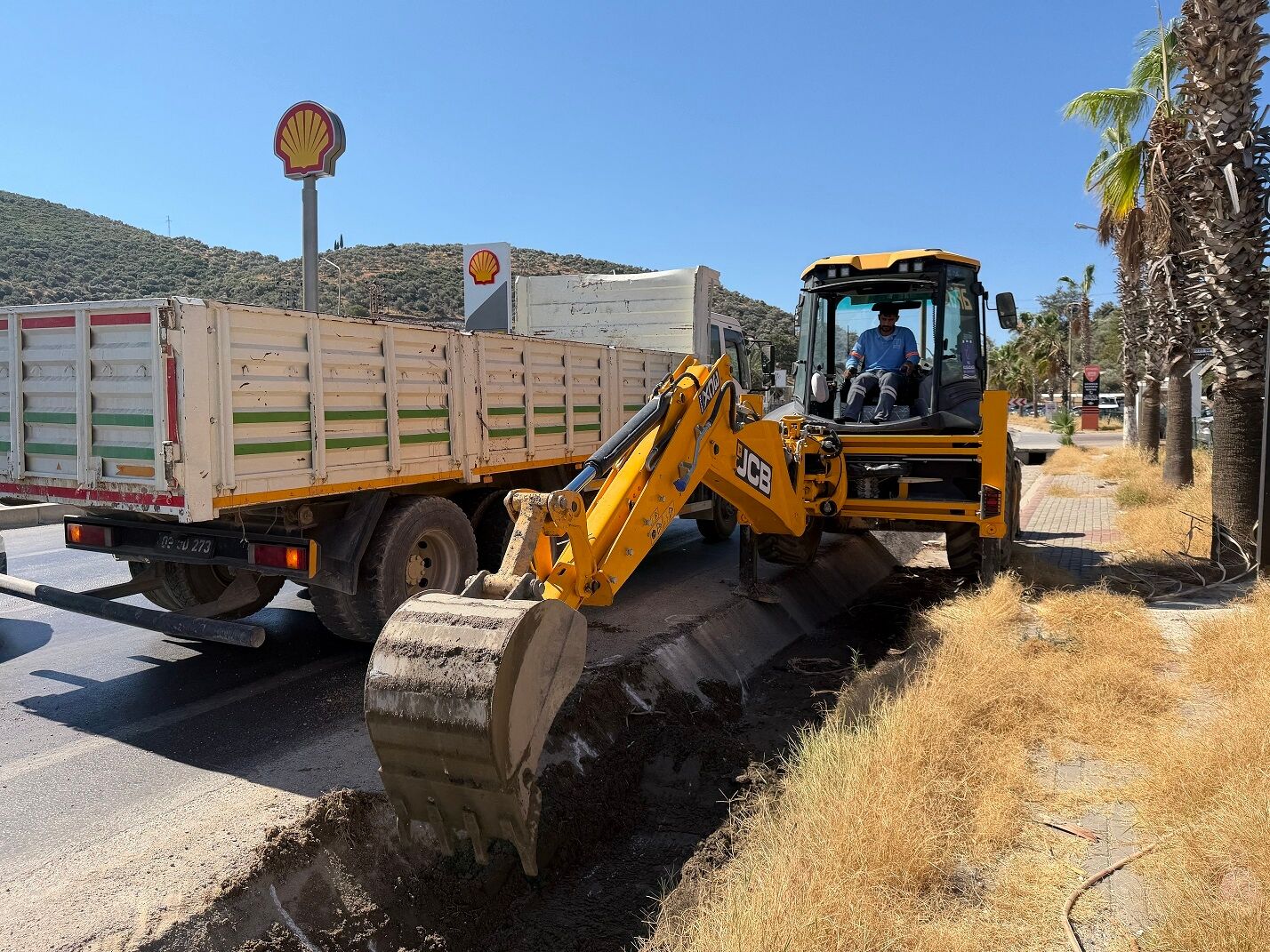 Kusadasi Belediyesi Su Kanallarinda Bakim Calismalarini Surd 678423 C24E53