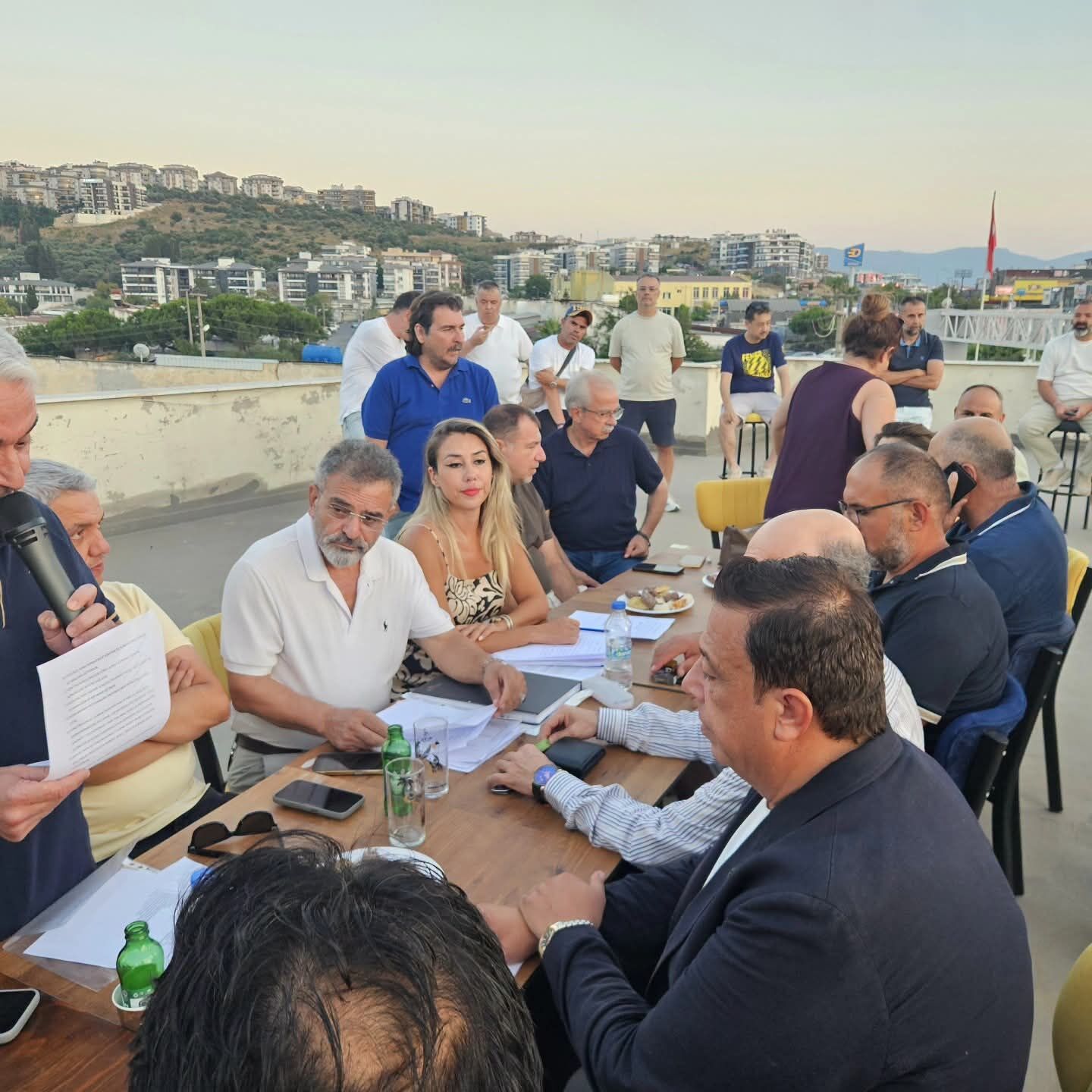 Kusadasi Fenerbahceliler Derneginde Bayrak Degisimi 680142 2C4887