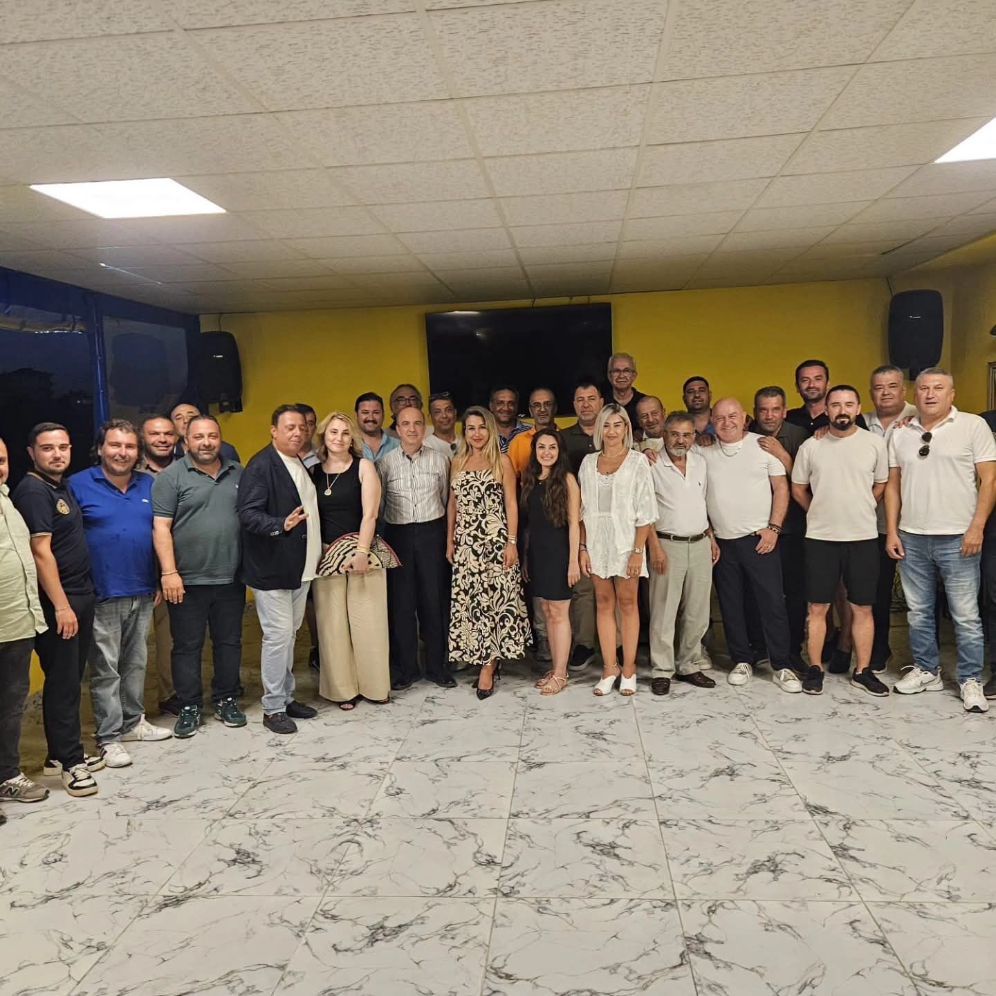 Kusadasi Fenerbahceliler Derneginde Bayrak Degisimi 680142 8E8192