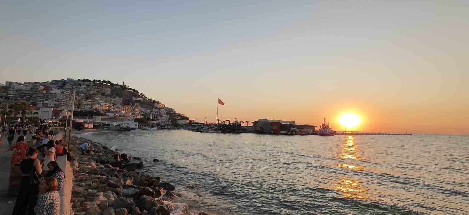 Kusadasi Gun Batiminda Kizila Boyaniyor 1783666817077 643126