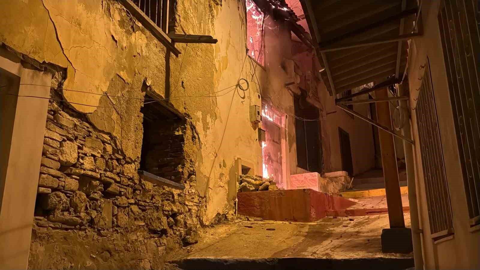 Kusadasi Nda Gece Yarisi Korkutan Yangin Yanlis Parklar Itfaiyeyi Geciktirdi 1783232404536 755490