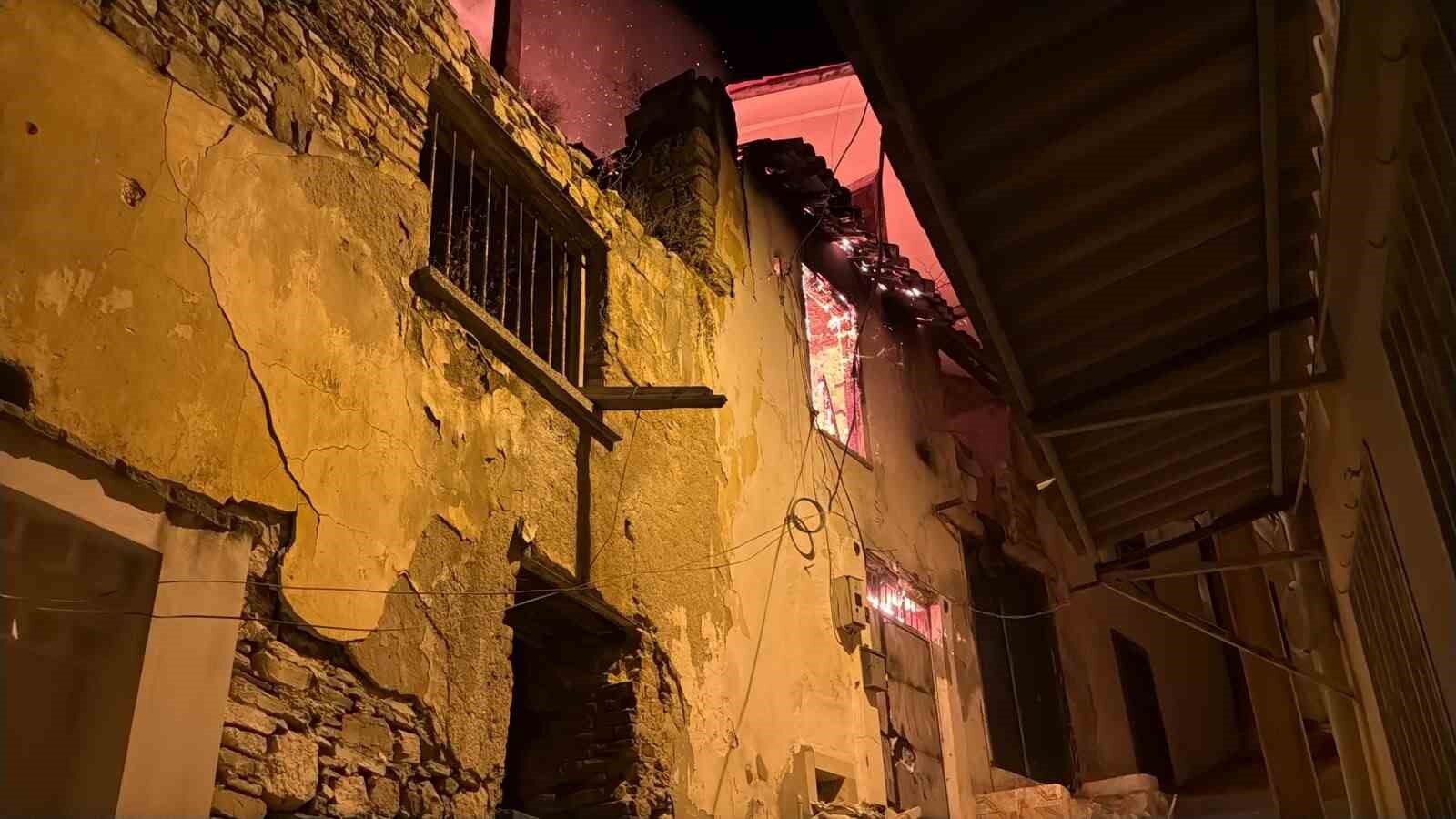 Kusadasi Nda Gece Yarisi Korkutan Yangin Yanlis Parklar Itfaiyeyi Geciktirdi 1783232406117 203600