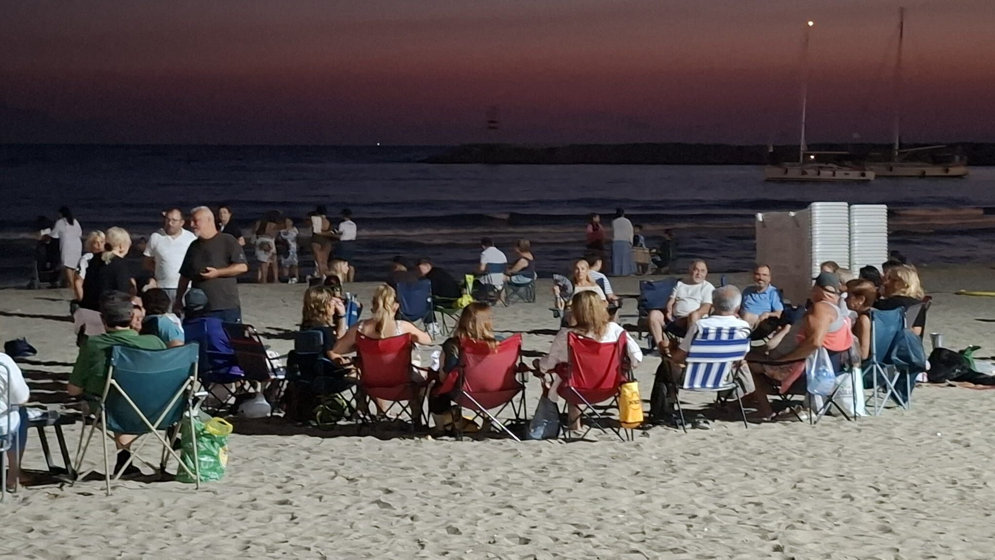 Kuşadası plajlarında 'gece mesaisi' başladı
