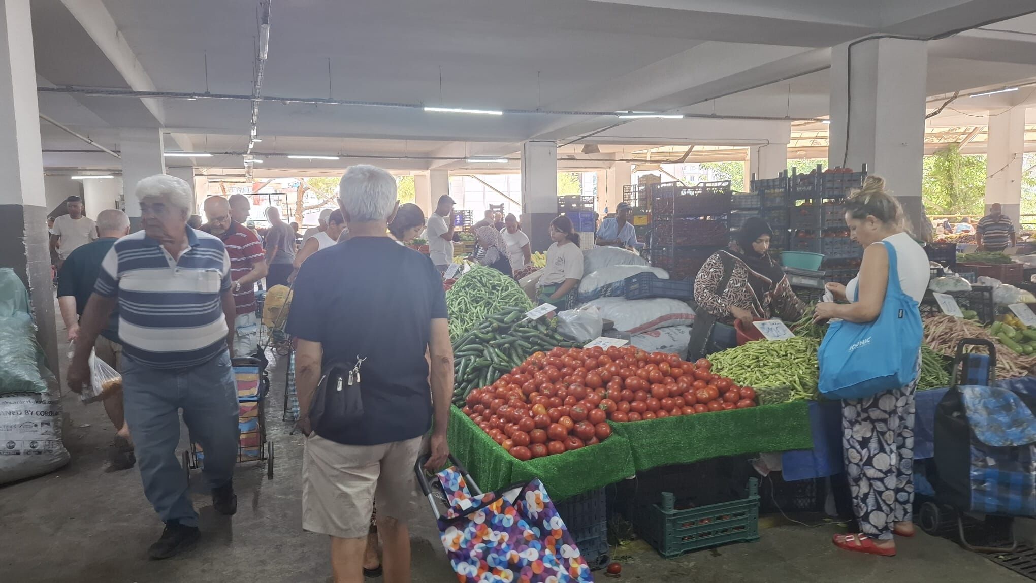 Kusadasi Semt Pazarinda Tezgahlar Fileye Sigmiyor 680996 E91F56