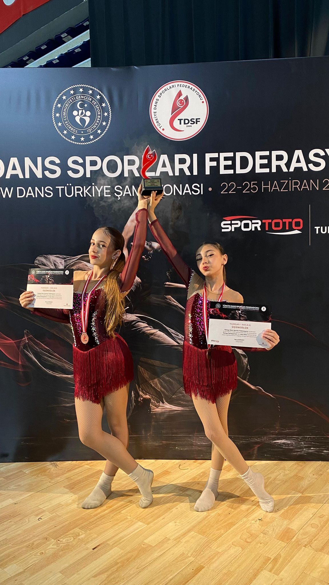 Kusadasinin Altin Kizlarindan Turkiye Sampiyonlugu Geldi 675313 2B009E