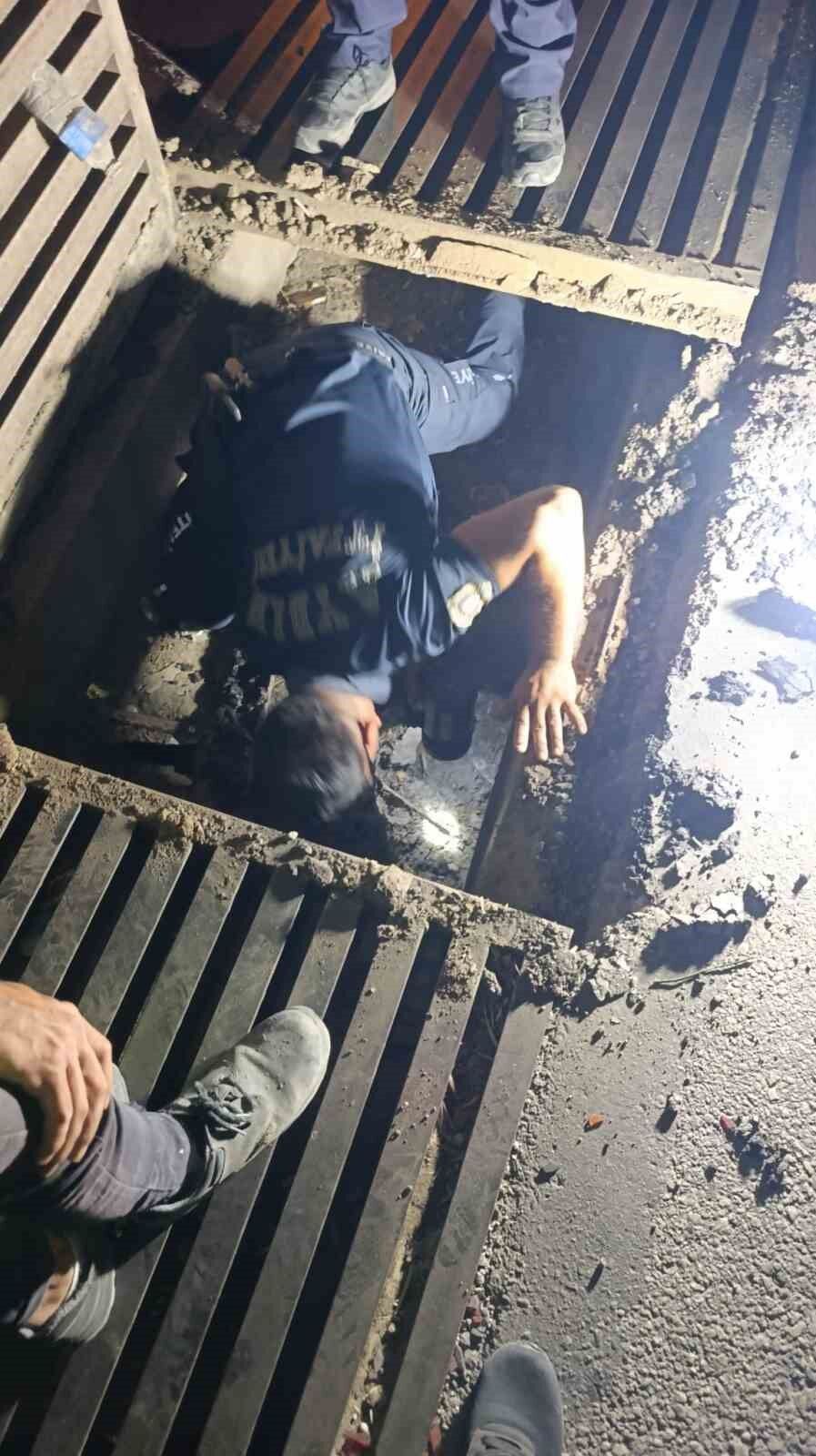 Mazgalda 3 Gun Mahsur Kalan Kedi 2 Saatlik Calismayla Kurtarildi 1783367404385 957617