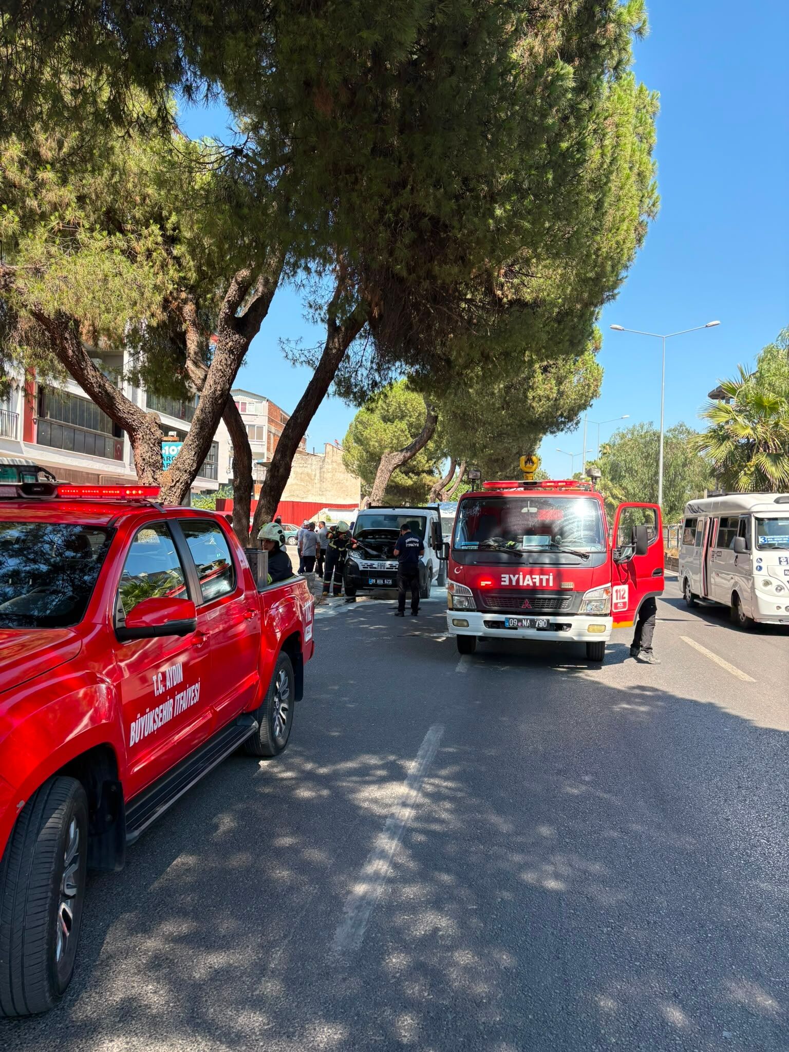 Nazillide Korkutan Yangin Seyir Halindeki Belediye Kamyoneti 677715 6E7B4D
